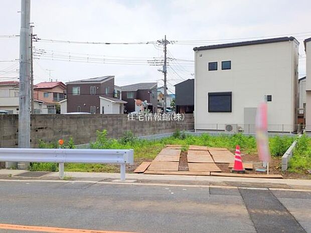 前面道路を含めた現地写真です。