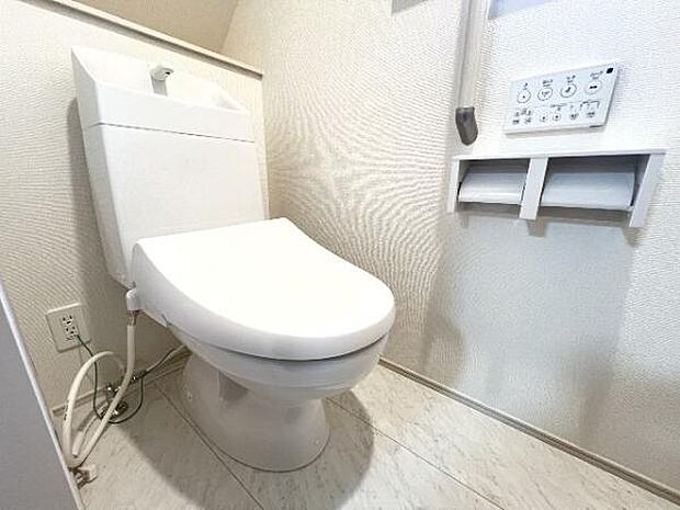 シャワー洗浄機能付のトイレは、清潔感が印象的な空間ですね。