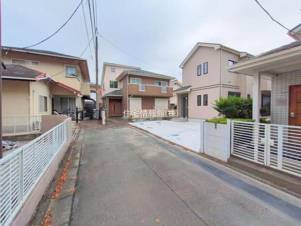 前面道路を含めた現地写真です。