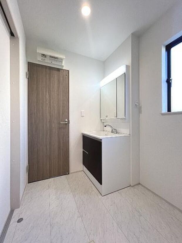 快適で清潔感がある脱衣スペースです。