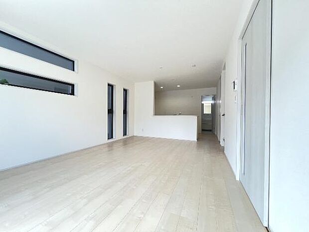 明るい日差しが入る風通しの良いリビングです。