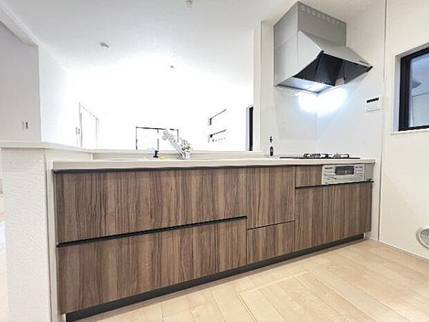 リビングが見渡せ、料理中も会話が弾む対面式キッチンです。