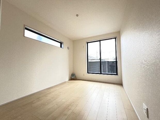 明るい広々とした主寝室でご家族ゆっくりお休みになれますね。