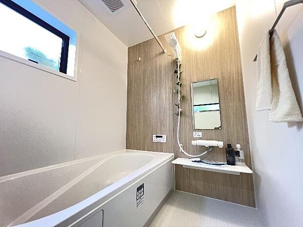 お洗濯にも重宝する浴室乾燥機付き。寒い時期もいつも温かいお湯に浸かれる追い焚き機能付きです。