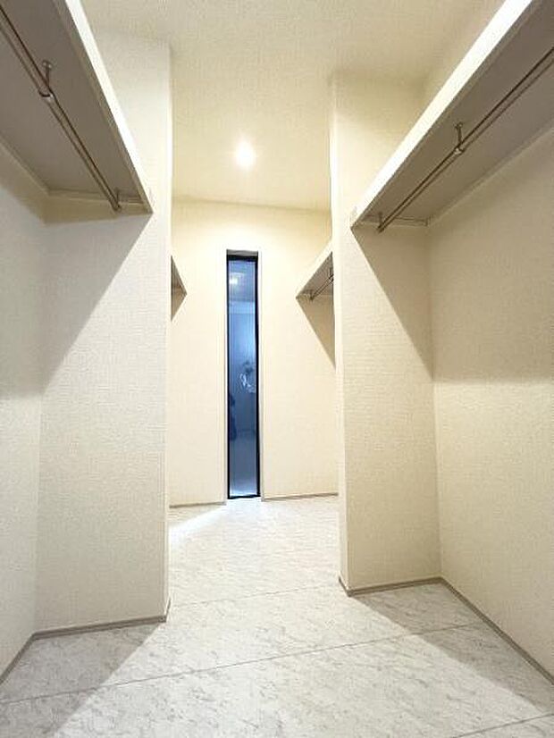 ウォークインクローゼットは、ハンガーパイプや枕棚が備わっており、お洋服等すっきりと収納いただけます。