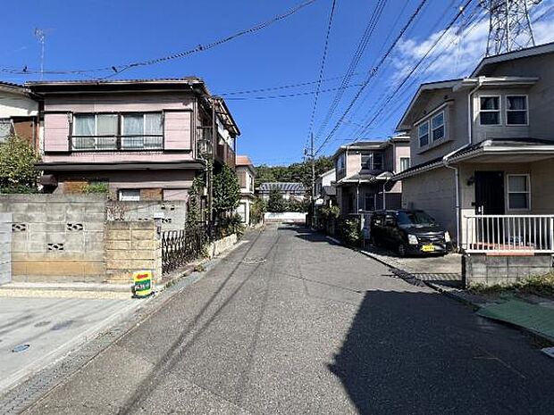 前面道路を含めた現地写真です。