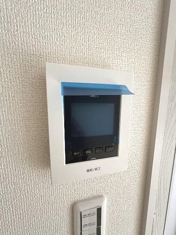 訪問者が一目で分かるTVモニタ付きインターフォンを装備した心強さも魅力なお住まいです。