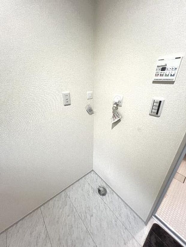 独立洗面台の横にはランドリースペースがございます。