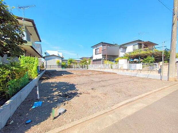 前面道路を含めた現地写真です。