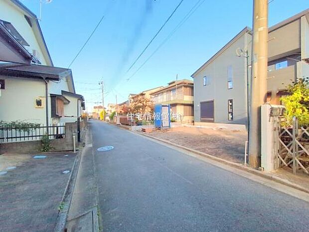 前面道路を含めた現地写真です。