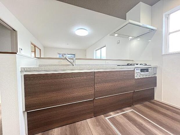 ご家族を見守りながら家事が捗る対面式キッチン。お料理をしながらご家族のサポートも可能です。