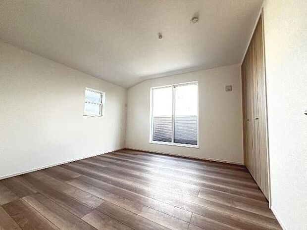 明るい広々とした主寝室でご家族ゆっくりお休みになれますね。