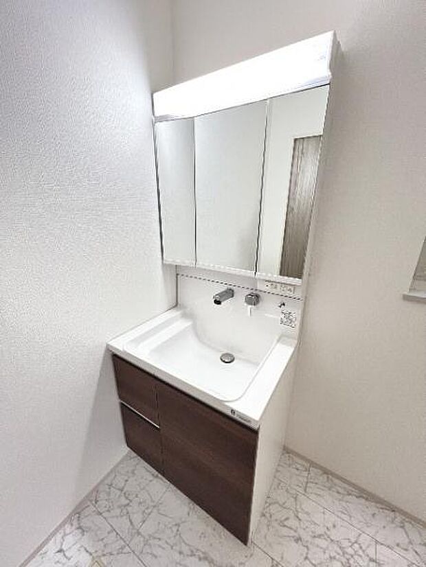 シャワー付き洗面化粧台です。手軽にシャンプーができ、お掃除もしやすいですね。
