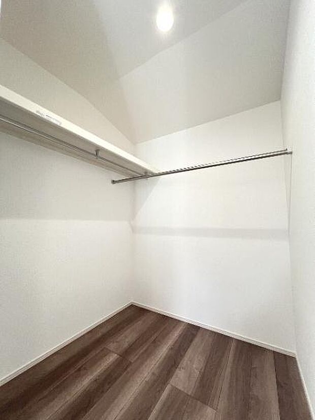 ウォークインクローゼットがあり収納スペースも豊富。季節物もスッキリ片付きそうです。