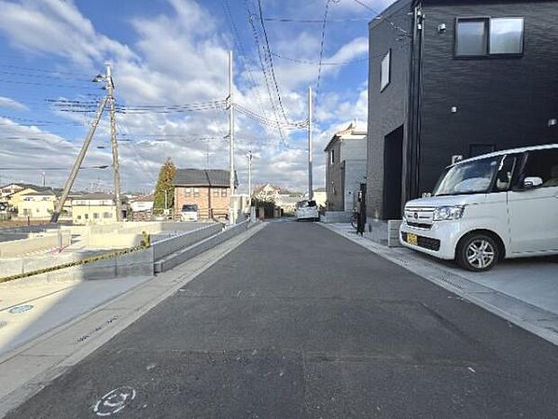 前面道路を含めた現地写真です。