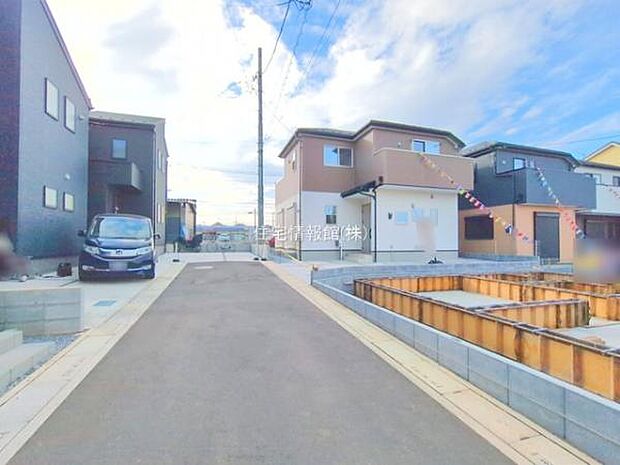 前面道路を含めた現地写真です。