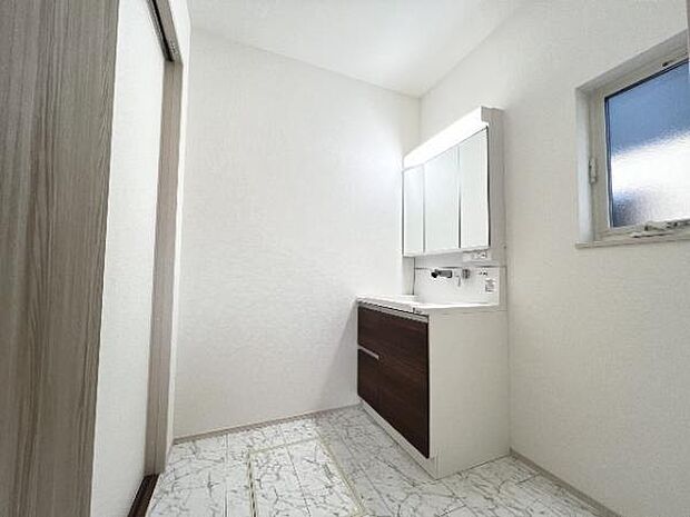 快適で清潔感がある脱衣スペースです。