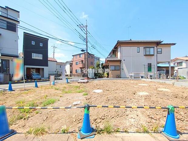 前面道路を含めた現地写真です。