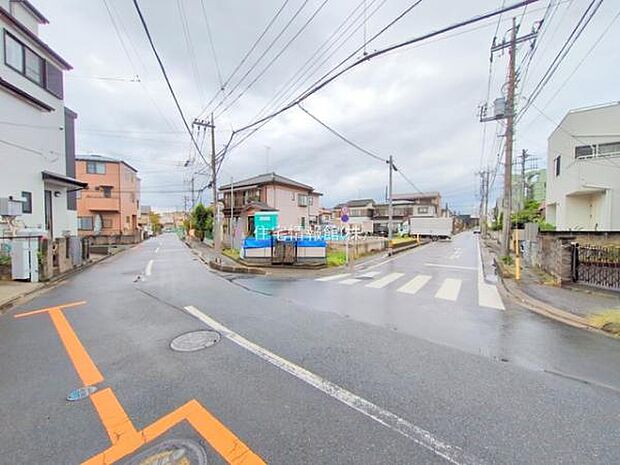 前面道路を含めた現地写真です。