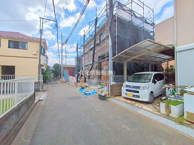 前面道路を含めた現地写真です。