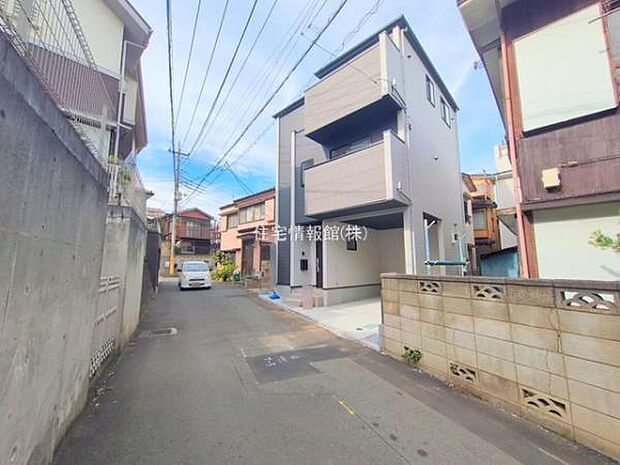 前面道路を含めた現地写真です。