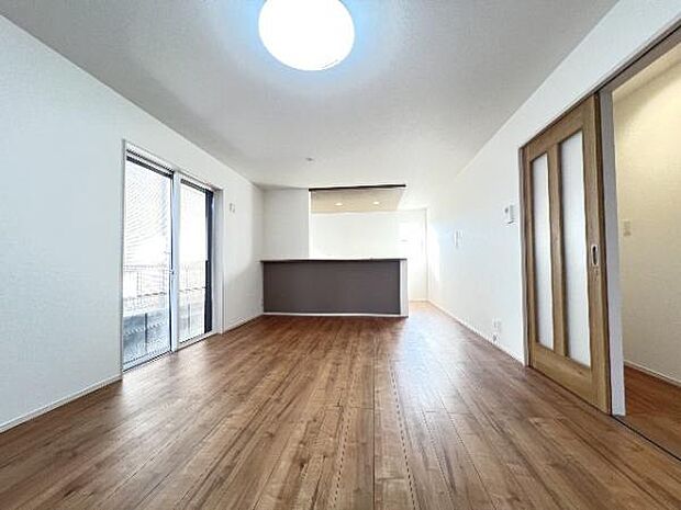 明るい日差しが入る風通しの良いリビングです。