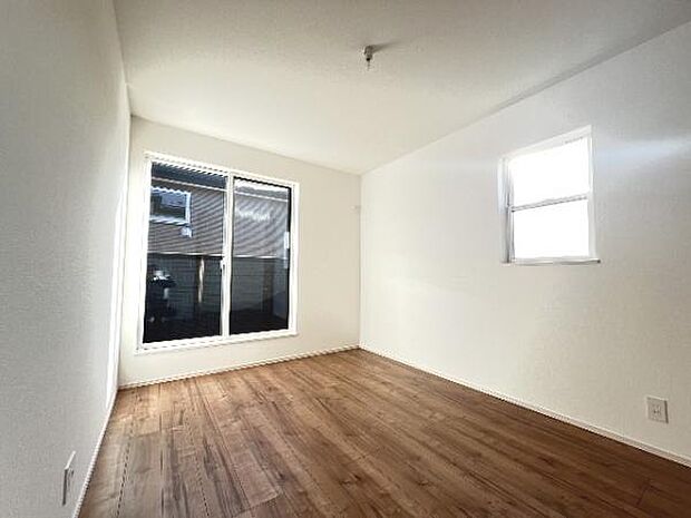 明るい広々とした主寝室でご家族ゆっくりお休みになれますね。