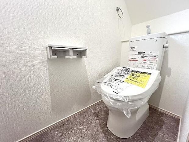 シャワー洗浄機能付のトイレは、清潔感が印象的な空間ですね。