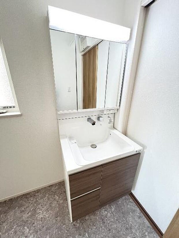 シャワー付き洗面化粧台です。手軽にシャンプーができ、お掃除もしやすいですね。