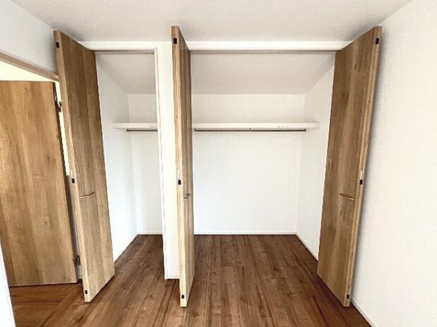 いつでもお部屋をスッキリお使い頂ける収納スペースを設置。