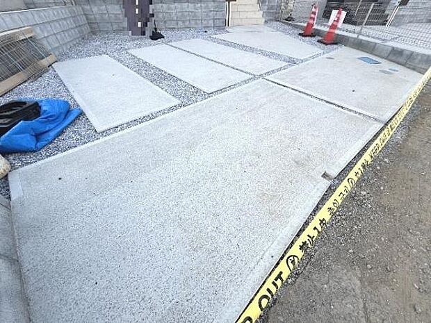 駐車場です。前面道路との高低差も少なく、スムーズに出入りできます。