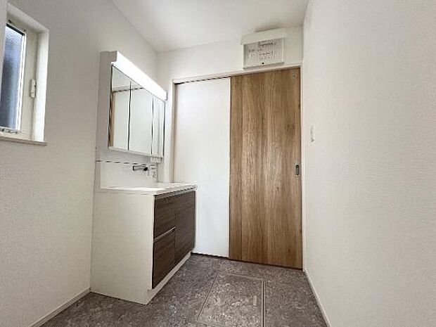 快適で清潔感がある脱衣スペースです。