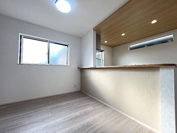 キッチン正面にダイニングセットを配置することで、配膳もスムーズに。調理中も会話を楽しめます。