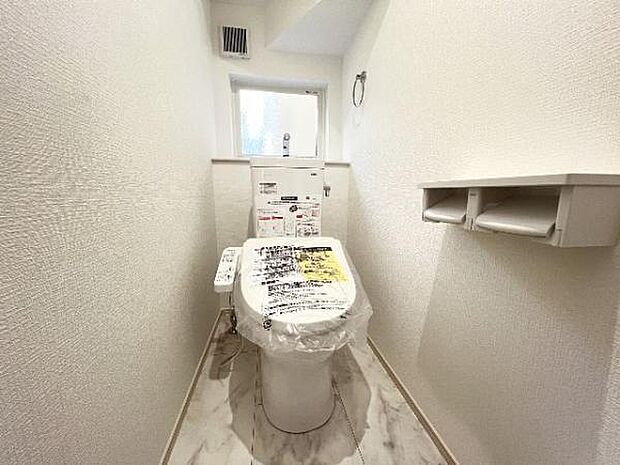 シャワー洗浄機能付のトイレは、清潔感が印象的な空間ですね。