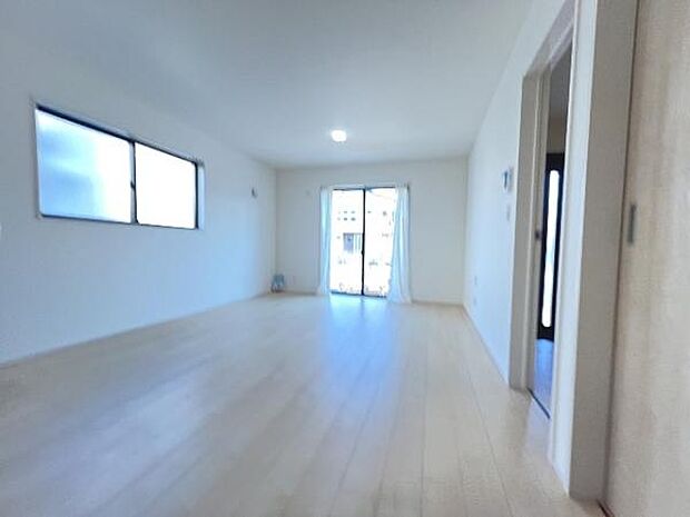 家族とゆったり時間を過ごせるリビングダイニング。