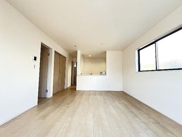 明るい日差しが入る風通しの良いリビングです。