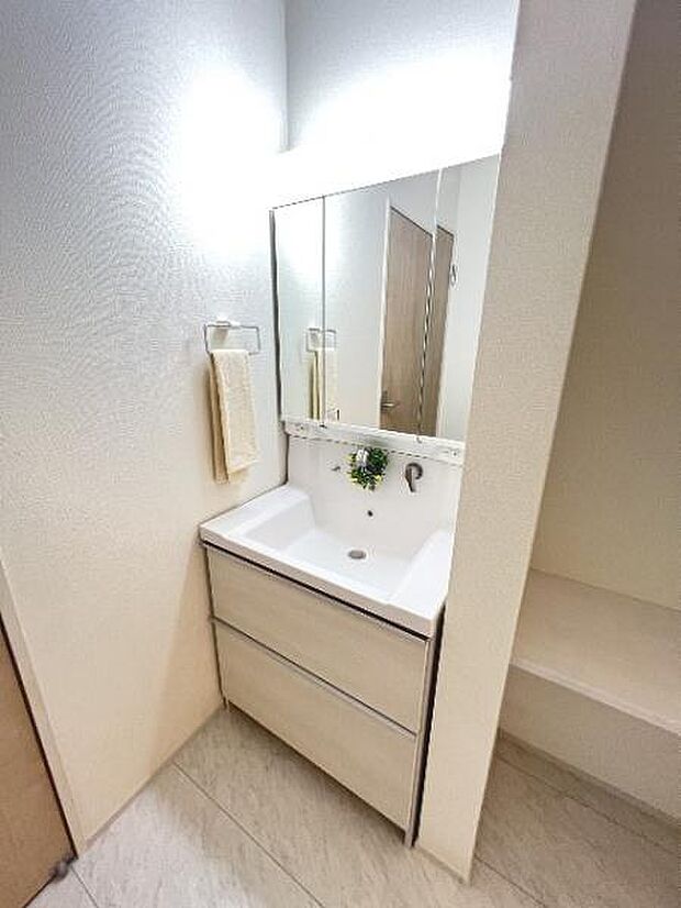 シャワー付き洗面化粧台です。手軽にシャンプーができ、お掃除もしやすいですね。