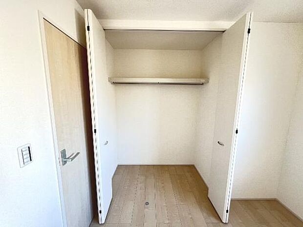 いつでもお部屋をスッキリお使い頂ける収納スペースを設置。