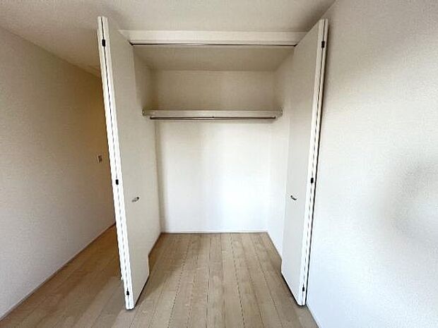 中の物を確認しやすく、取り出しやすい収納スペース。お部屋を広々とお使いいただけます。