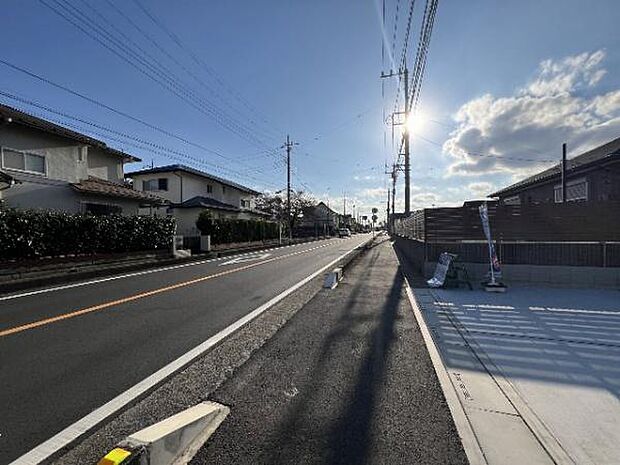 前面道路を含めた現地写真です。