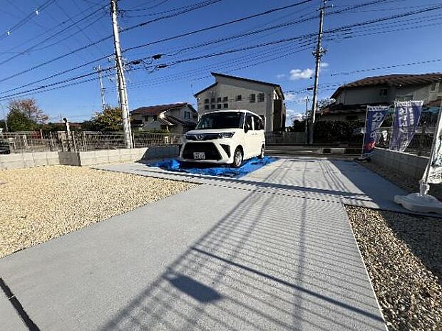 駐車場です。前面道路との高低差も少なく、スムーズに出入りできます。
