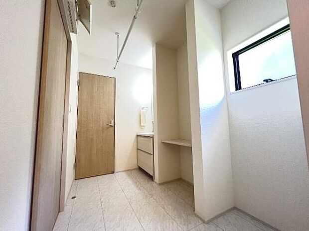 快適で清潔感がある脱衣スペースです。