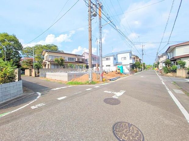 前面道路を含めた現地写真です。