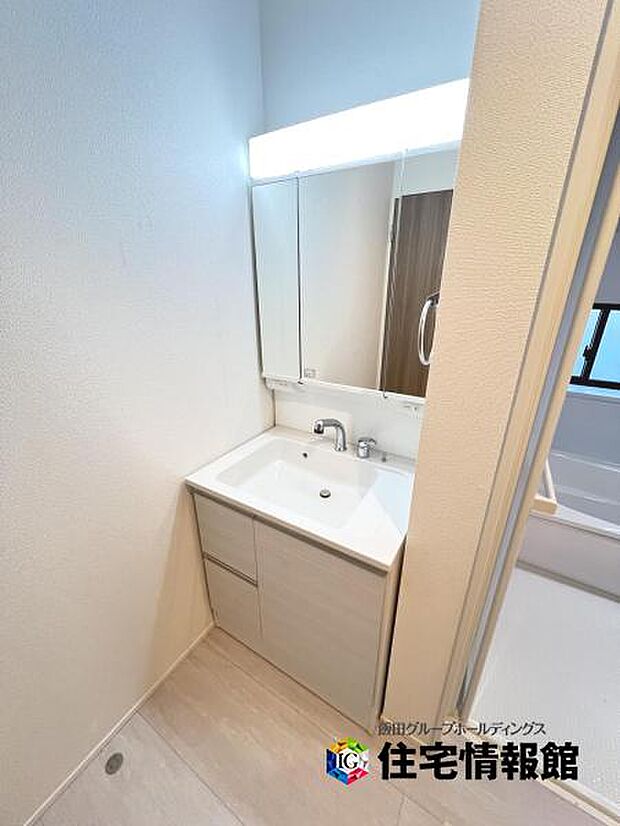 洗面化粧台です。朝の身支度から1日が始まります。