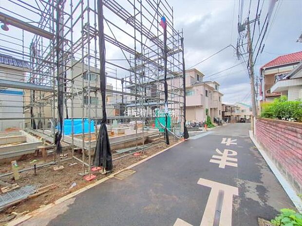 前面道路を含めた現地写真です。