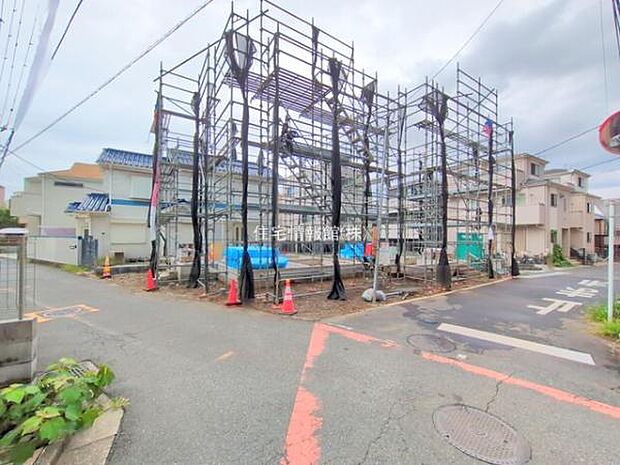 前面道路を含めた現地写真です。