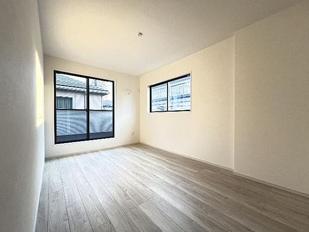 明るい広々とした主寝室でご家族ゆっくりお休みになれますね。