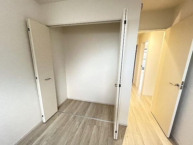 中の物を確認しやすく、取り出しやすい収納スペース。お部屋を広々とお使いいただけます。