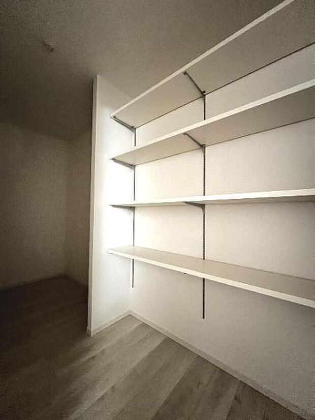 シェアクロークがありキッチン周りの収納スペースも豊富。キッチン周りがスッキリ片付きそうです。