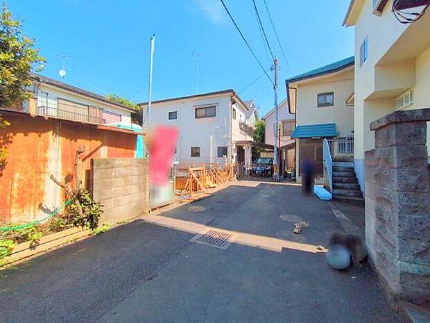 前面道路を含めた現地写真です。